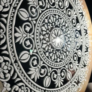 آینه پتینه کاری شده با طرح خورشیدی برجسته سفید رنگ روی تخته چوبی گرد - نمای جزئیات حکاکی دستی